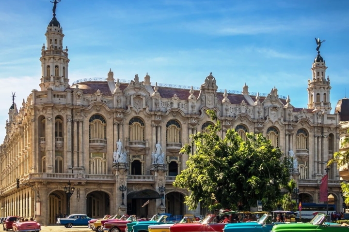 Oldtimers frente al Gran Teatro de La Habana, lugar concurrido por los turistas en Cuba